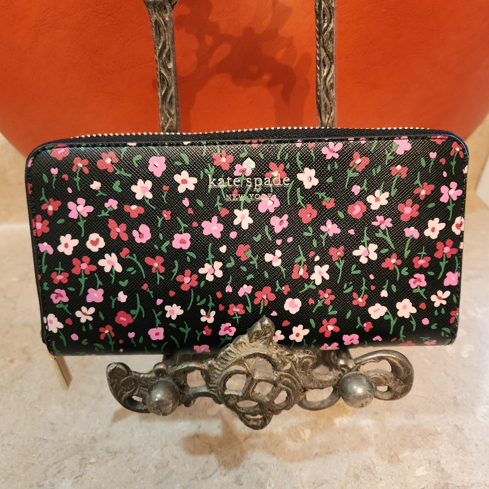 Like New Kate Spade leather zip around wallet